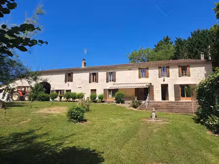 propriété de charme avec 10 hectares de prairie