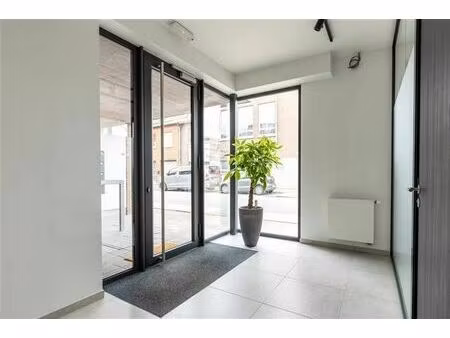 polyvalente - / kantoorruimte met terras nabij het centrum.