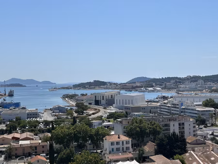 la seyne sur mer: vue mer t5 100m2 avec balcon  cave et pkg