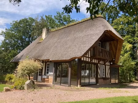 maison en toit de chaume de 118 m2 en surface utile sur un terrain de 5200 m2 à 13 mn de l