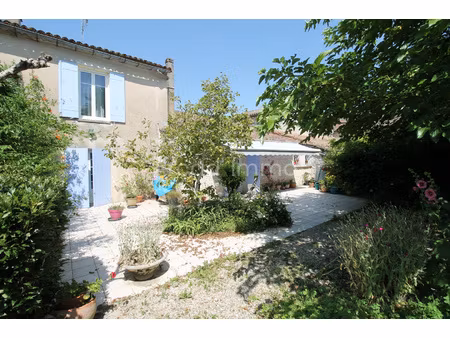 maison de village  trois chambres  une belle grange  un jard