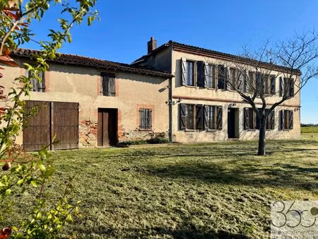 maison de caractère avec dépendances sur grand terrain.