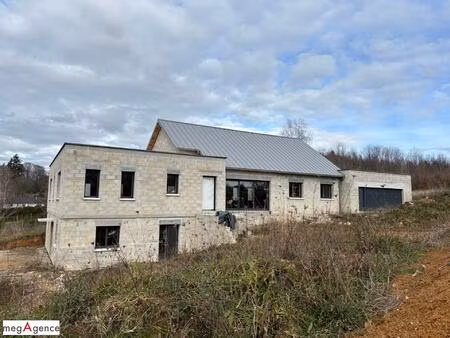 maison d'habitation avec un cabinet medical et un studio- hors d'eau / hors d'air
