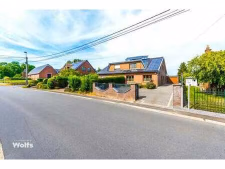 spacieuse maison avec agréable jardin et garage !