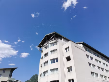 europole studio au dernier étage avec ascenseur