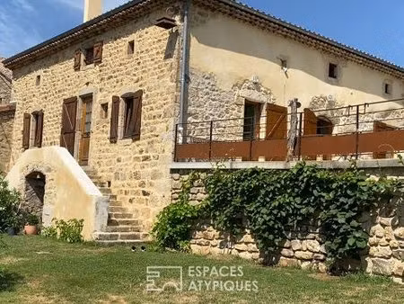 vaste corps de ferme rénové  en ardèche verte.