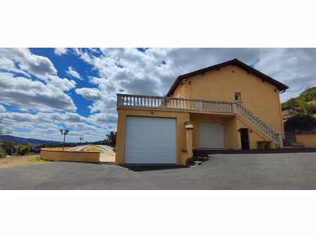 maison sur sous-sol avec grand terrain et piscine