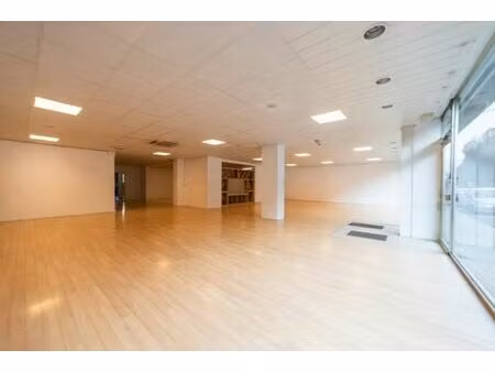 vaste surface commerciale à louer à trois-ponts