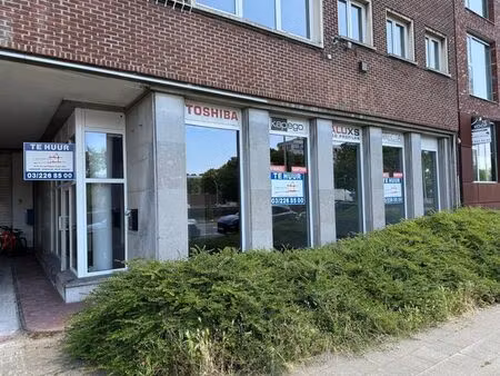 gelijkvloerse winkelruimte van +/- 136 m² op uitermate ce...