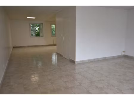 location locaux professionnels 65 m² à guichainville (27930)  915 €