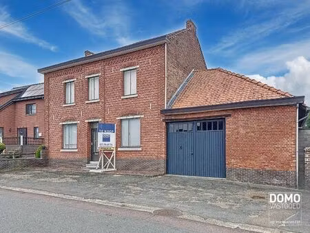 karaktervolle woning met tal van mogelijkheden en voorzien van paardenstallingen
