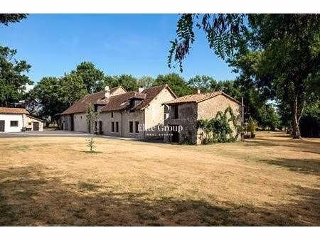 maison de luxe de 7 pièces en vente à la puye  nouvelle-aquitaine