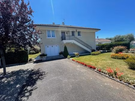 exclusivite - dans secteur calme  maison d'habitation de type t5 avec joli jardin et garag