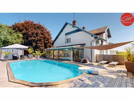 maison rénovée composée de 2 appartements. atelier  garages 