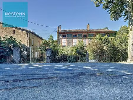 a vendre  ensemble immobilier  à rénover d'environ 600m²   terrain 6120m² sur la commune..