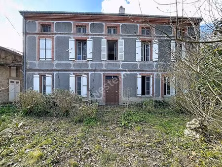 a vendre  ensemble immobilier  à rénover d'environ 600m²   terrain 6120m² sur la commune..