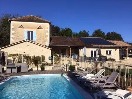 très jolie maison en pierre située à la campagne.