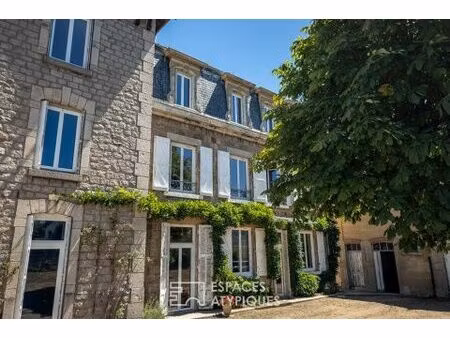 maison bourgeoise avec dépendances  en ardèche verte.