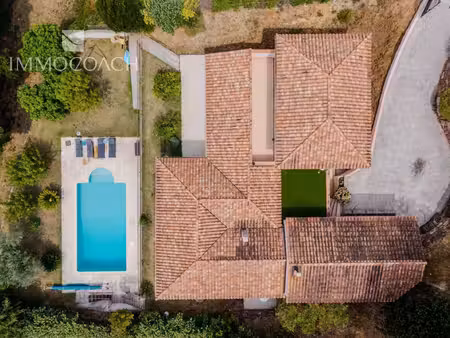 villa avec piscine   garage proche du golf de valvros