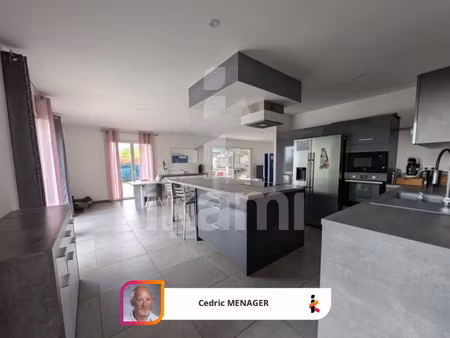 grande maison récente de 194 m2 avec piscine et 5 chambres 