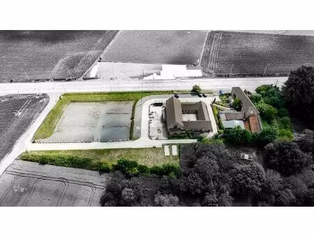 ensemble immobilier composé de deux bâtiments horeca et d’un