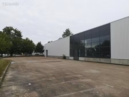 local 900 m² moneteau