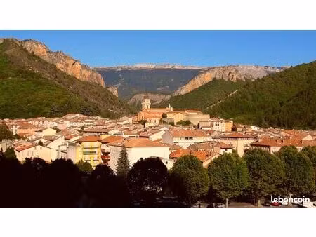 centre ville grand local avec terrasse bail tous commerces