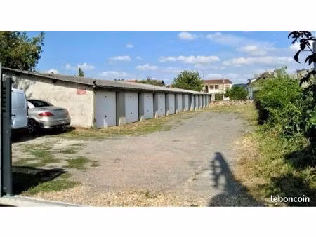 lot de 12 garages + terrain + local à exploiter