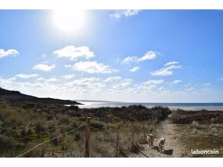 terrain proche de la mer