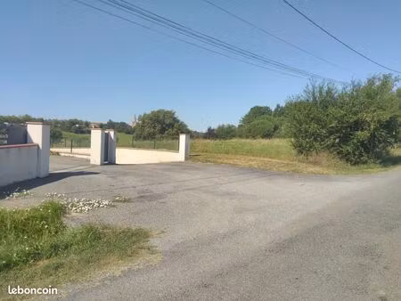 vends terrain à bâtir