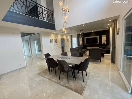 maison 7 pièces 240 m²