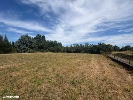 terrain 1 470 m² airoux