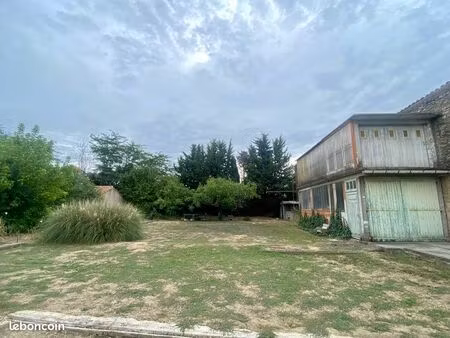 terrain constructible de 615 m2 avec atelier -centre village