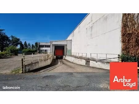 local d'activité 1 990 m²