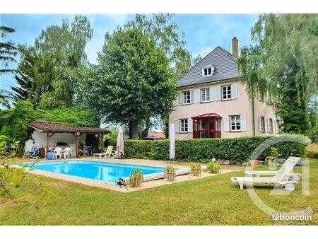 propriété 7 pièces 242 m²