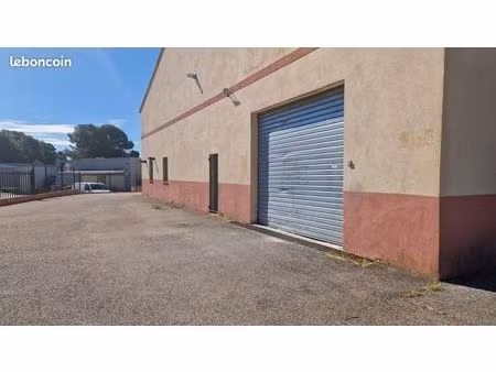local commercial 800 m² signes