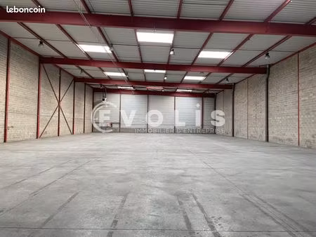 local logistique 1 835 m²