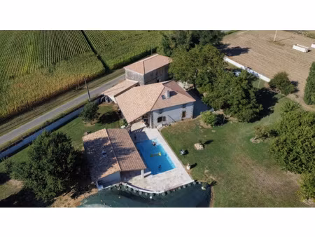 ferme renovee avec hangar et piscine