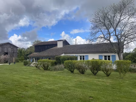 ferme restaurée avec dépendances  piscine sur un parc arboré