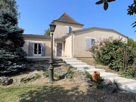 grande villa avec jardin et piscine