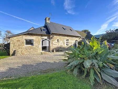 maison en pierre 2 chambres  un garage et dépendances