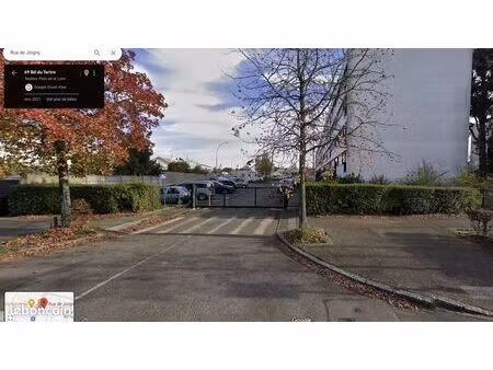 place de parking face arrêt tram romanet