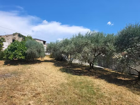 maison à rénover  2 garages  terrain constructible  oliviers  l escale