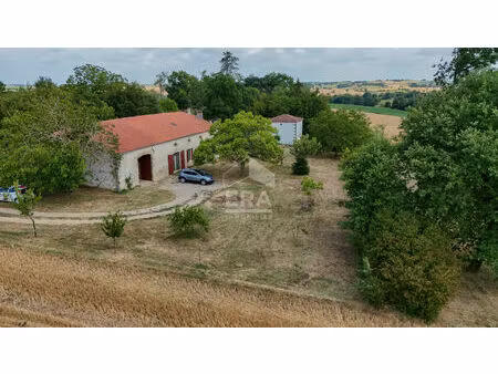 tres belle longere dans son environnement paisible