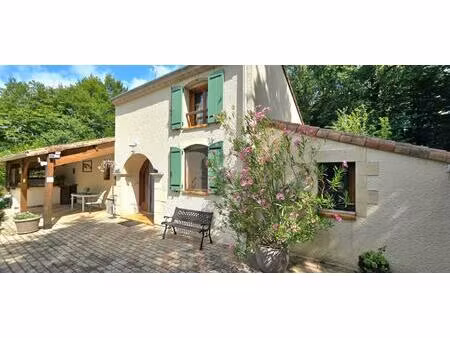 maison individuelle de type 5  avec piscine  sur un terrain plat et boisé de 3337 m²