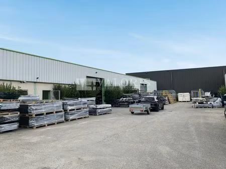 location commerce 1305 m² à pusignan (69330)