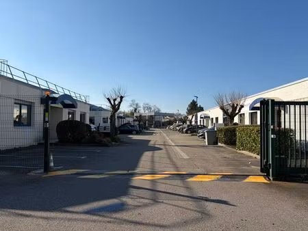 location commerce 1738 m² à saint-genis-laval (69230)