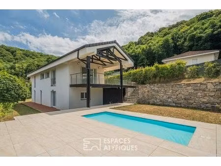 maison contemporaine avec vue panoramique et piscine