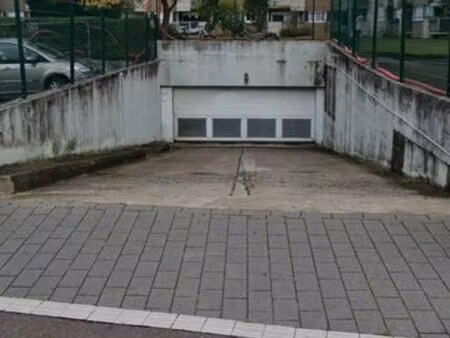 place de parking sous terrain sécurisé