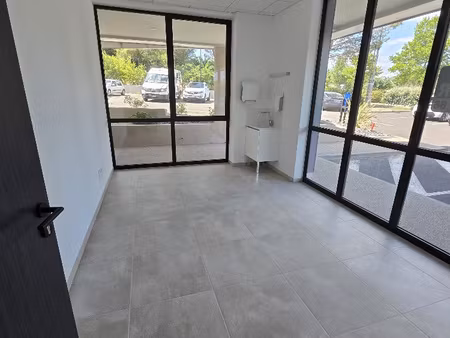 location local commercial neuf de 61m2 aux tannes basses à c